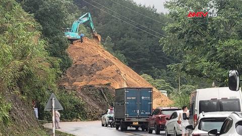 Sạt lở lớn trên QL4D, gây ách tắc giữa Lai Châu và Lào Cai Sạt lở lớn trên QL4D, gây ách tắc giữa Lai Châu và Lào Cai
