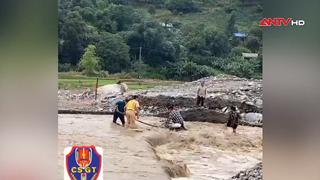 Lực lượng CSGT kịp thời hỗ trợ người dân trong mưa lớn