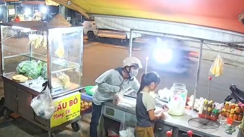 Công an xác minh clip bé gái bán hàng bị dàn cảnh lấy tiền