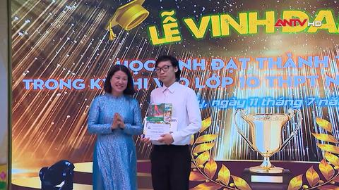 Nam sinh đi thi dắt theo em gái đã đỗ vào trường tốp đầu