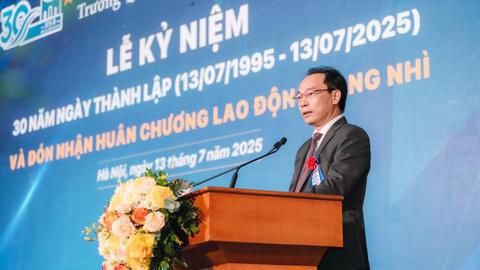 Trường Quản trị và kinh doanh đã đón nhận Huân chương Lao động hạng Nhì