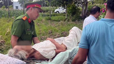 Công an xã Thu Bồ đã tìm được cụ bà đi lạc trong rừng