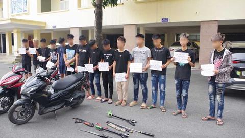 Tạm giữ hình sự 11 thanh thiếu niên gây rối trật tự công cộng