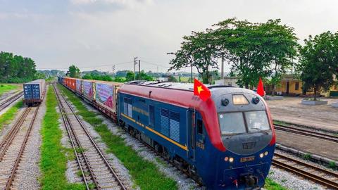 Hàng hóa vận chuyển bằng tàu liên vận Việt - Trung tăng mạnh