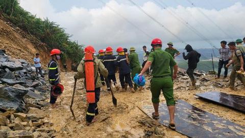 Công an xã Hữu Lũng kịp thời hỗ trợ nhân dân vùng sạt lở đất