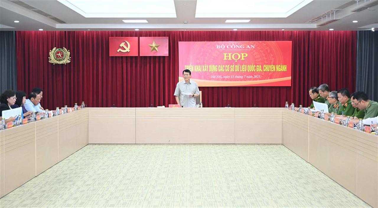 Khẩn trương triển khai xây dựng các cơ sở dữ liệu quốc gia, chuyên ngành