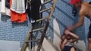 Bắt khẩn cấp đối tượng đánh tới tấp cô gái ôm con nhỏ