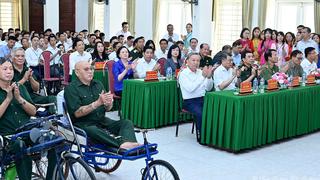 Tổng Bí thư thăm, tặng quà tại Trung tâm điều dưỡng thương binh Thuận Thành
