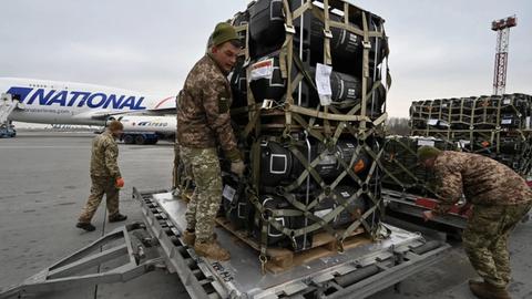 Mỹ xác nhận vũ khí đang được chuyển cho Ukraine