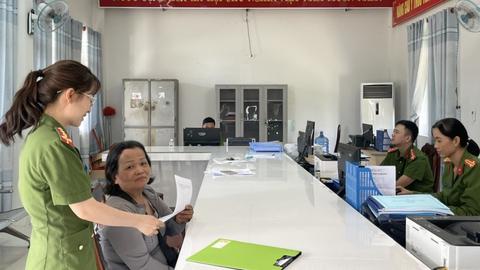 Nỗ lực giải quyết thủ tục hành chính cho người dân