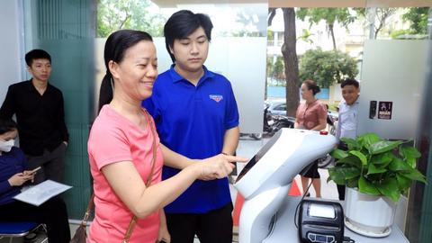 Hà Nội lần đầu sử dụng Robot AI vào phục vụ hành chính công