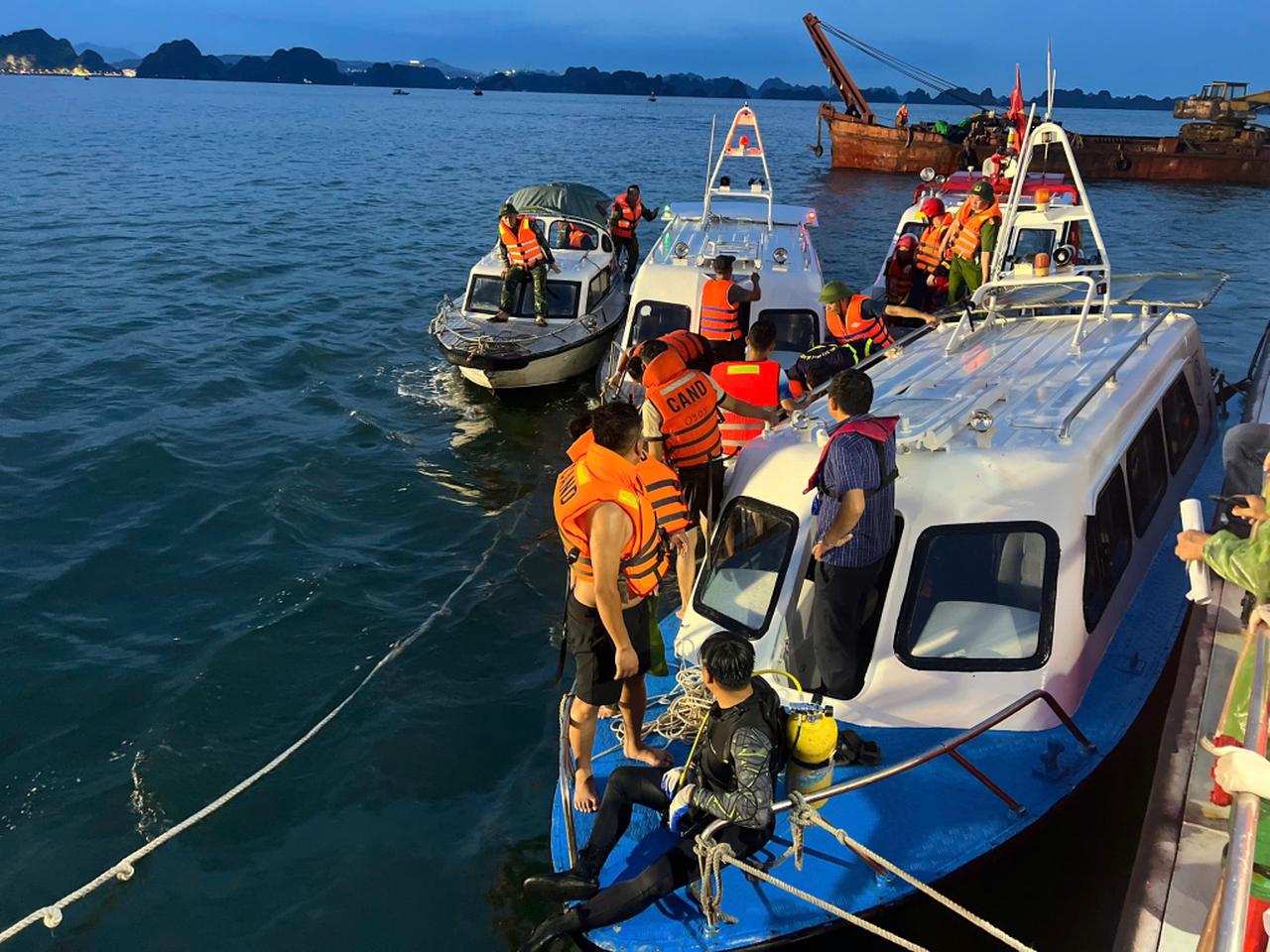 Khẩn cấp cứu nạn, cứu hộ tàu du lịch bị đắm trên vịnh Hạ Long