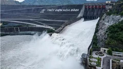 Đóng 2 cửa xả đáy hồ thủy điện Hòa Bình