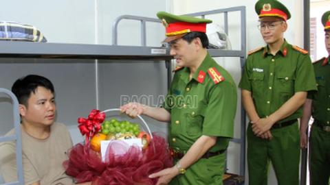 Thăm hỏi Đại uý Công an xã bị thương khi vây bắt tội phạm ma túy