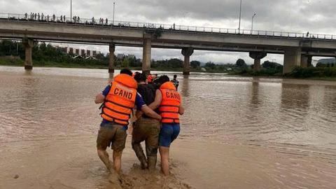 Công an kịp thời cứu 2 anh em đuối nước trên sông Đăk Bla
