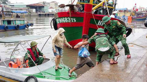 Quảng Ninh kêu gọi tàu thuyền, di dời người dân đến nơi an toàn