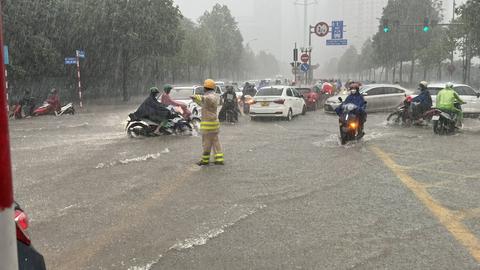 Phân luồng, chống ùn tắc khi xảy ra mưa lớn vào giờ cao điểm