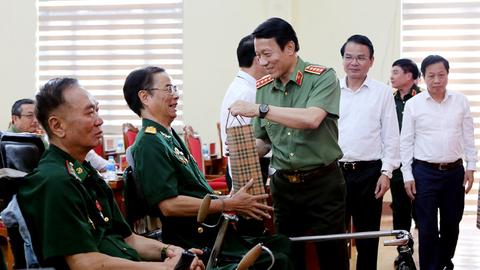 Bộ trưởng Lương Tam Quang thăm, tặng quà tại Trung tâm điều dưỡng người có công tỉnh Phú Thọ