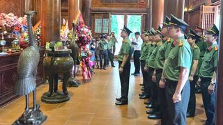  Thứ trưởng Phạm Thế Tùng dâng hương tưởng niệm Chủ tịch Hồ Chí Minh và các Anh hùng liệt sĩ