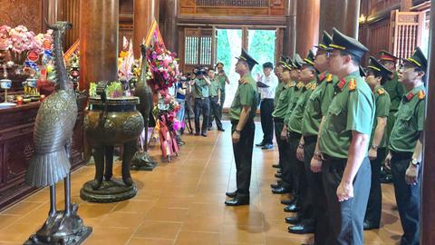  Thứ trưởng Phạm Thế Tùng dâng hương tưởng niệm Chủ tịch Hồ Chí Minh và các Anh hùng liệt sĩ