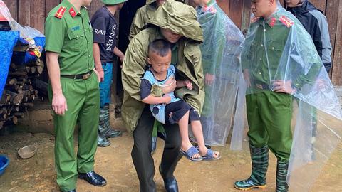 Công an phường Sa Pa di dời khẩn cấp người dân và du khách đến nơi an toàn
