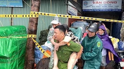 Bảo vệ an toàn tính mạng của người dân trong mưa bão cuồng phong