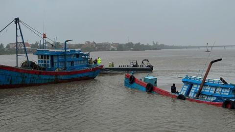 Cảnh sát đường thủy kịp cứu 9 thuyền viên tàu cá bị lật trong bão