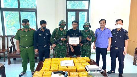 Đối tượng mang súng lên đạn chở lượng ma túy cực lớn qua cửa khẩu