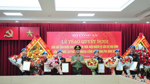 Trao quyết định của Chủ tịch nước cho sĩ quan CAND đi thực hiện nhiệm vụ gìn giữ hòa bình 