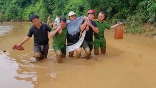 Nghệ An: Công an xã hỗ trợ đưa sản phụ đi sinh trong mưa lũ