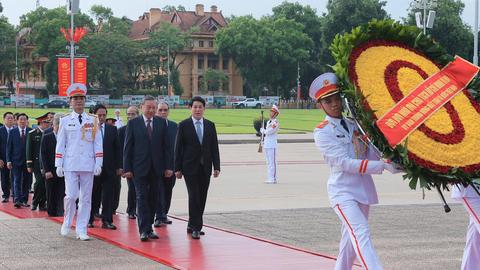 Lãnh đạo Đảng, Nhà nước, Bộ Công an vào Lăng viếng Chủ tịch Hồ Chí Minh