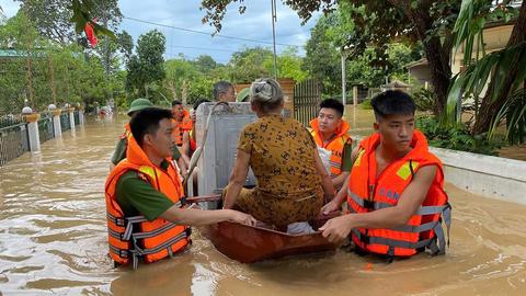  Lực lượng công an khẩn trương giúp dân khắc phục hậu quả bão số 3