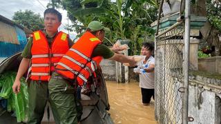 Công an Nghệ An căng sức giúp dân khắc phục hậu quả bão lũ