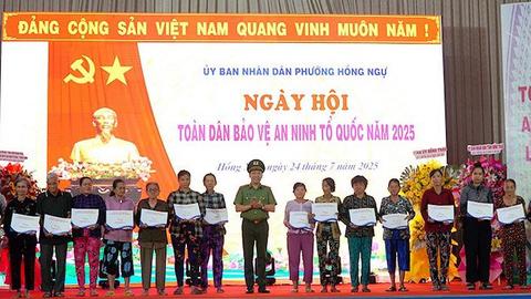 Thứ trưởng Lê Văn Tuyến dự Ngày hội toàn dân bảo vệ an ninh Tổ quốc phường Hồng Ngự