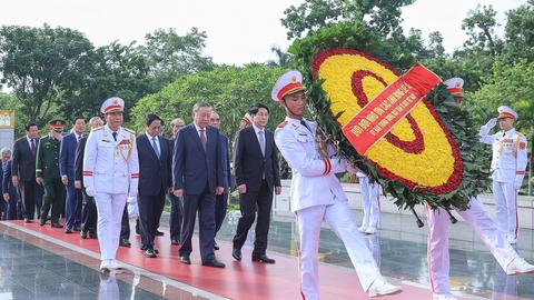Lãnh đạo Đảng, Nhà nước, Bộ Công an vào Lăng viếng Chủ tịch Hồ Chí Minh