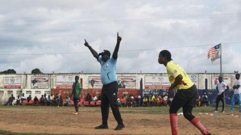 Liberia: Môn bóng chày chân chỉ dành cho phụ nữ