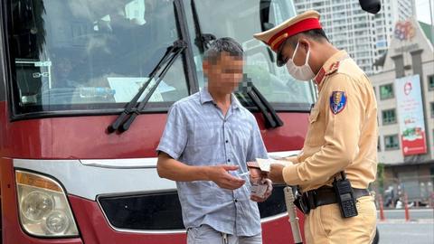 CSGT tổng kiểm tra, xử lý phương tiện kinh doanh vận tải