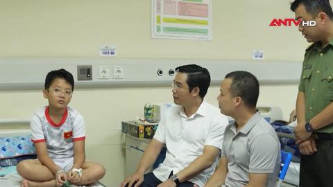 Công an tỉnh Quảng Ninh nhận đỡ đầu cháu bé trong vụ lật tàu du lịch