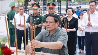 Thủ tướng tri ân các lãnh đạo tiền bối và người có công tại Quảng Trị và Huế