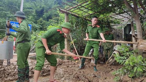 Công an Nghệ An hỗ trợ người dân tại các địa bàn bị lũ cô lập