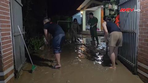 Lũ quét bất ngờ, Công an phường Cam Đường khẩn cấp di chuyển hơn 100 hộ dân 