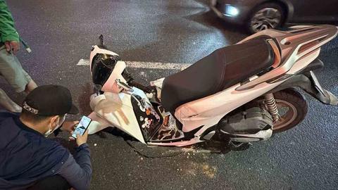 Nguyên nhân ban đầu vụ sụt lún suýt nuốt chửng xe máy ở Hà Nội