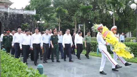 Tổng Bí thư Tô Lâm dâng hương tưởng niệm các Anh hùng liệt sĩ tại Điện Biên