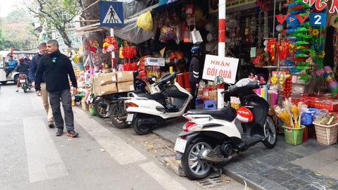 Cần trả lại không gian vỉa hè cho người đi bộ