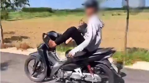 Xử lý thanh niên dùng 2 chân điều khiển xe máy quay video