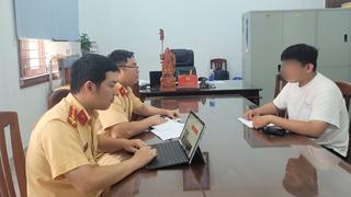 Làm việc với thanh niên buông 2 tay điều khiển xe máy