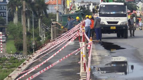 Dông lốc mạnh cuốn đổ một đoạn lan can cầu Thái Bình