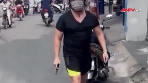 Tạm giữ người cầm dao đe dọa tài xế 