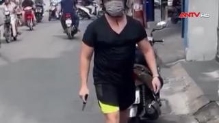 Tạm giữ người cầm dao đe dọa tài xế