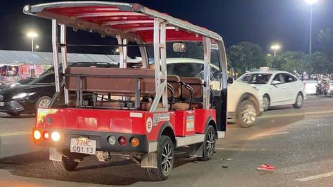 Gia Lai: Xe điện du lịch tông 3 người thương vong
